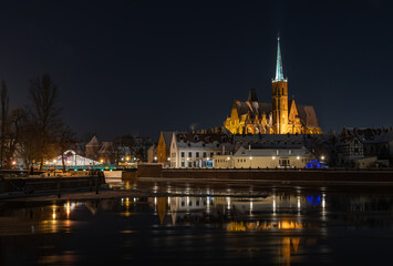 Piękne miasto Wrocław z fotografowane nocą. - obrazy, fototapety, plakaty