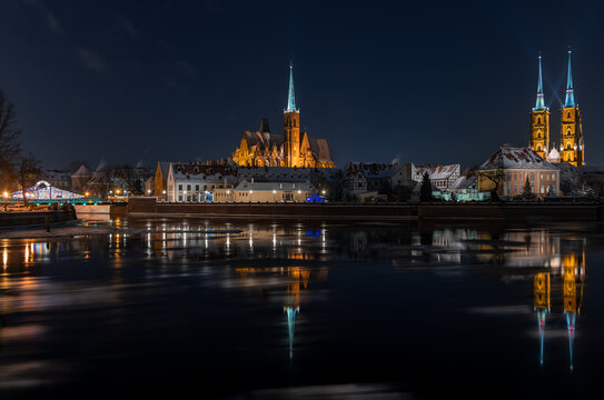 Piękne miasto Wrocław z fotografowane nocą. Widok na Ostr&oacute;w Tumski 