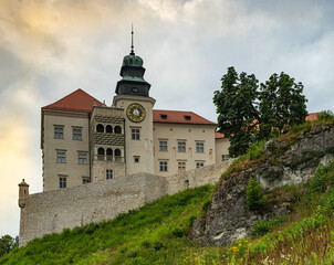 Zamek Pieskowa Skała – zamek na terenie wsi Sułoszowa, w granicach jednego z trzech jej sołectw, położony w Dolinie Prądnika nieopodal Krakowa, na terenie Ojcowskiego Parku Narodowego.