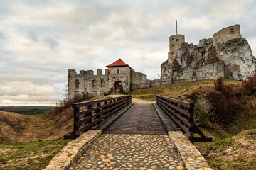 Ruiny zamku mieszczącego się w małej wsi Rabsztyn .