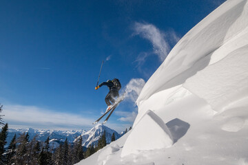 Skitourengeher hoch in der Luft