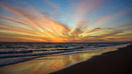 Fototapeta na wymiar coucher de soleil sur la Playa de Cuesta Maneli 