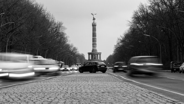 Stra&szlig;e des 17. Juni with traffic and the famous Victory Column in Berlin (black and white shot)