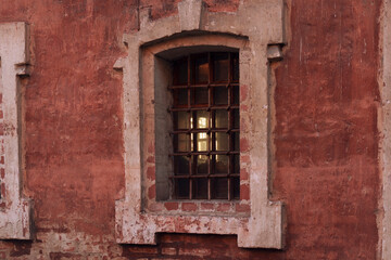 Fototapeta na wymiar The Metropolitan's Chamber window in the Krutitsy Metochion by autumn day