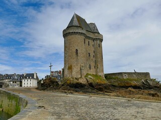 Fototapeta premium La tour Solidor à l’embouchure de la Rance à Saint-Malo