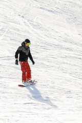 snowboardzista zjeżdżający ze stoku © Piotr_Kardas