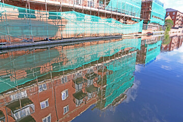 Fototapeta na wymiar Warehouse reflected in Worcester Canal Basin 