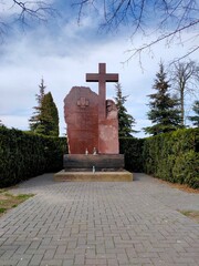 Statue near ruins view of the Calvinist church in the sands(Lubelskie,Poland) - obrazy, fototapety, plakaty