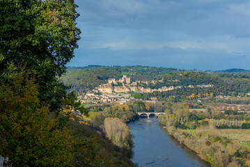 Obraz premium The town and the castle of Beynac seen from the Castelnaud fortress
