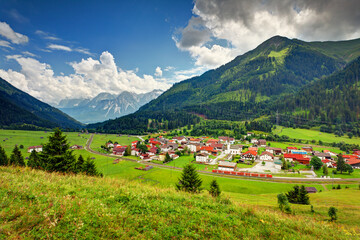 Austia, Lähn wioska w górach, czerwony pociąg Alpy, Tyrol, Bichlbach - obrazy, fototapety, plakaty