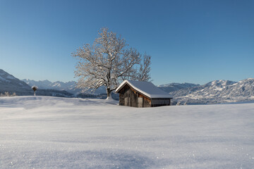 Eine H&uuml;tte mit viel Schnee