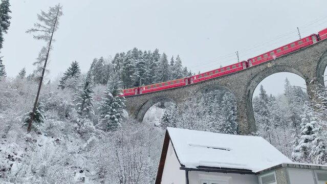 Switzerland, Filisur, The Landwasser Viaduct is a single-track six-arched curved limestone railway viaduct. It spans the Landwasser between Schmitten and Filisur, famous train
