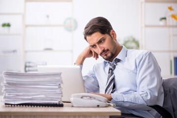 Naklejka premium Young businessman employee working in the office