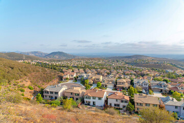 Naklejka premium Residential area on a mountain near the Double Peak Park at San Marcos, California