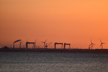 朝焼けに浮かぶ工業地帯