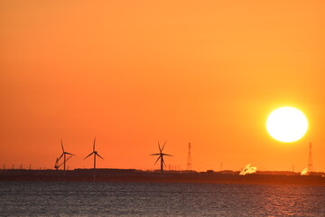 朝焼けと風力発電