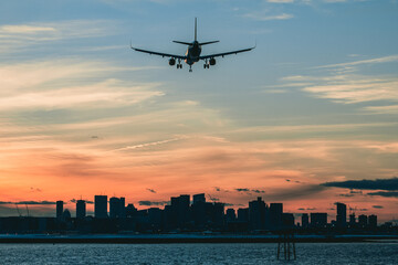 Fototapeta na wymiar Plane landing in Boston