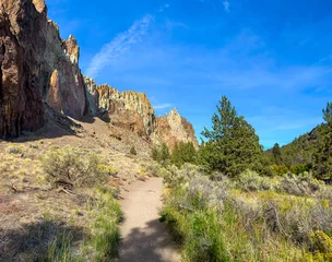 Foto op Canvas Hiking trail along the rock walls of Smith Rock State Park © Jason Busa