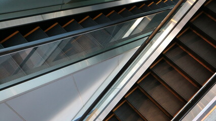 Obraz premium エスカレーターを見下ろす