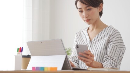 パソコン作業をする日本人女性 - obrazy, fototapety, plakaty