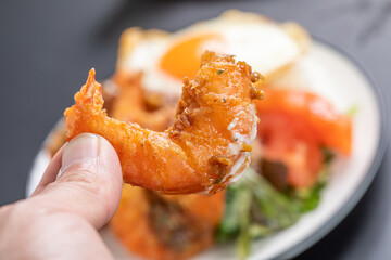 手に持ったガーリックシュリンプ　garlic shrimp