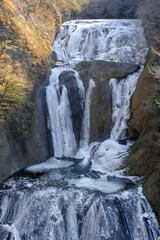 結氷する冬の袋田の滝