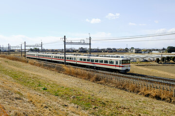 冬晴れの関東平野を走る特急電車