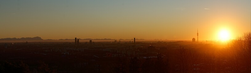 Münchner Panorama im Sonnenuntergang vor Alpenkulisse