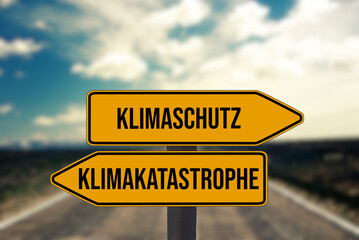Wegweiser zeigen auf Richtungen Klimaschutz und Klimakatastrophe