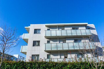 マンションの外観と爽やかな青空の風景_sky_84