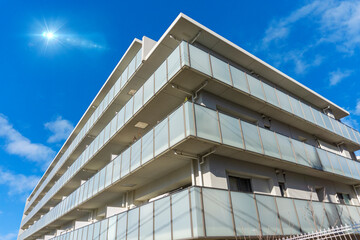 マンションの外観と爽やかな青空の風景_sky_100