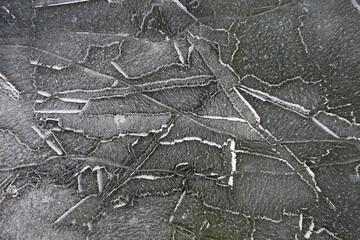 한국겨울의냇가에물이언모습입니다