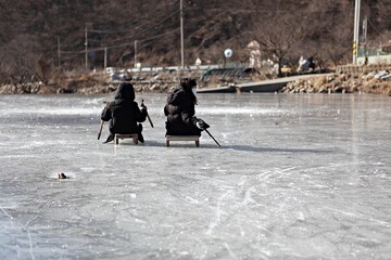 한국어린이들이얼음위에서설매를타는모습입니다