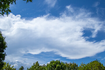 Obraz premium Clouds and blue skies the height of the summer season