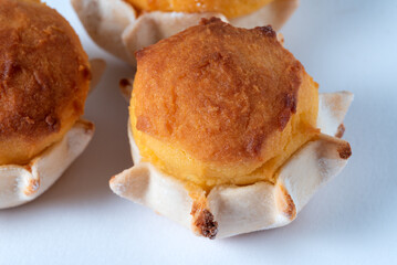 Pardulas, dolce tradizionale della cucina Sarda con ricotta e zafferano, dolce tipico pasquale 