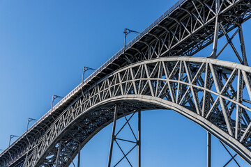 Fototapeta na wymiar Le Pont Dom-Luís I à Porto