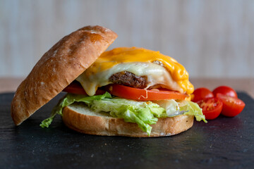 Hamburguesa lista para comer preparada en un restaurante