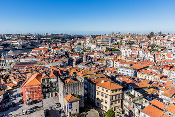Fototapeta na wymiar Vue sur Porto depuis la Cathédrale de Porto