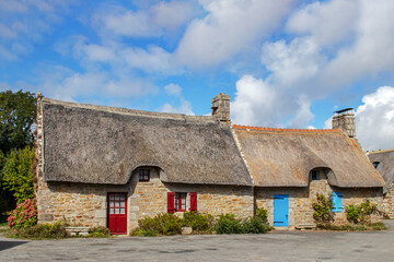Fototapeta na wymiar Kérascoe. Chaumières bretonnes au village. Finistère. Bretagne 