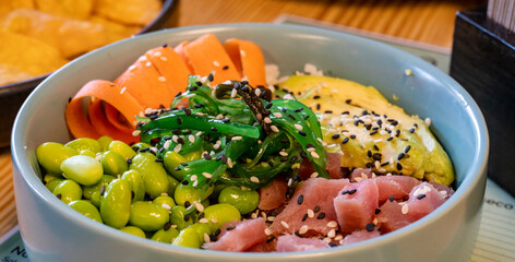 Poke de atún preparado en un restaurante y listo para comer 