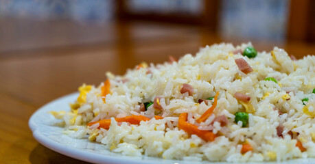 Arroz tres delicias preparado en un restaurante, servido en un plato y listo para comer.