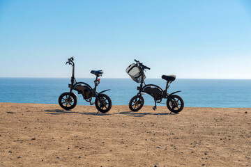 Obraz premium Two electric bikes against the view of the ocean at San Clemente, Orange County, California