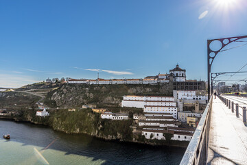 Vue sur le mosteiro da serra do pilar depuis le Pont Dom-Luís I