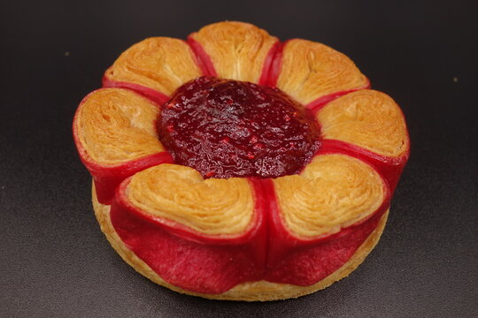 Fleur de framboise , gel&eacute;e de framboise et p&acirc;te &agrave; croissant bicolore