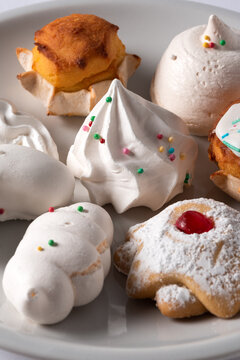 Piatto di tipici dolci sardi, pardulas, bianchittus, pistoccheddus e ciambella, dolci pasquali, Cucina Italiana 