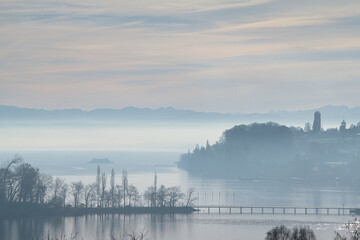 Fototapeta premium Nebel über dem Bodensee bei der Insel Mainau
