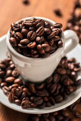 Tazzina riempita con grani di caffè tostato, espresso italiano 