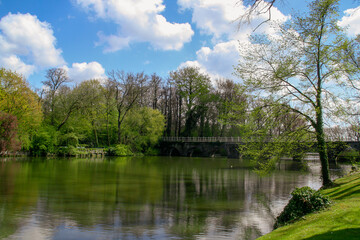 Fototapeta na wymiar El lago Minnewater en Minnewaterpark. Minnewaterpark es un parque urbano en el sur del centro histórico de la ciudad de Brujas, adyacente a la superficie de agua histórica, llamada Minnewater, Brujas,