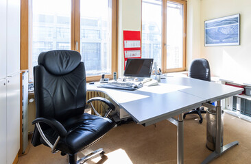 Zwei Schreibtische gegenüber in einem hellen Bürozimmer