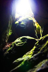 Prześwit w skałach w Górach Stołowych w Polsce © Przemysaw